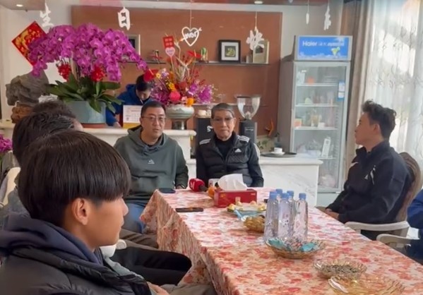  申花董事长谷际庆带领部分球员，前往崇明基地看望徐根宝指导